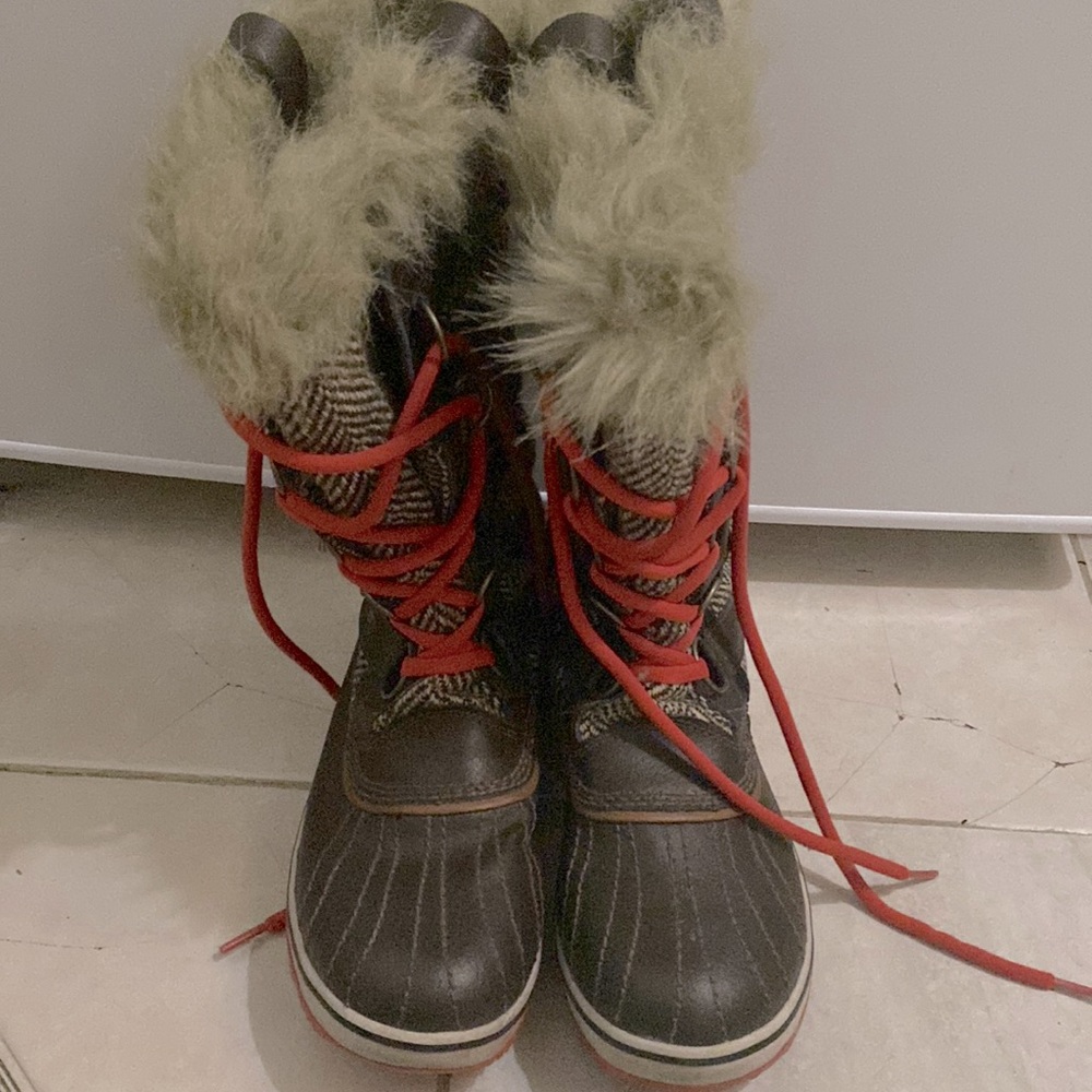 COPY - Sorel Snow Boots, Size 9. Excellent condition, only worn twice!